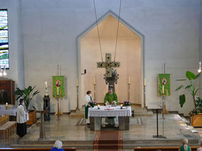 Heilige Messe mit Pfarrer Martin Fischer und Diakon Alexander von Rüden (Foto: Karl-Franz Thiede)